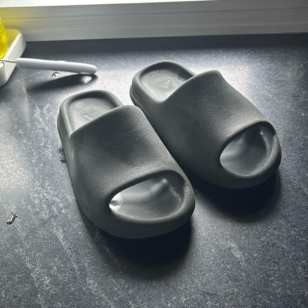 Adidas Yeezy Slides Slate Grey. Youth size 4.